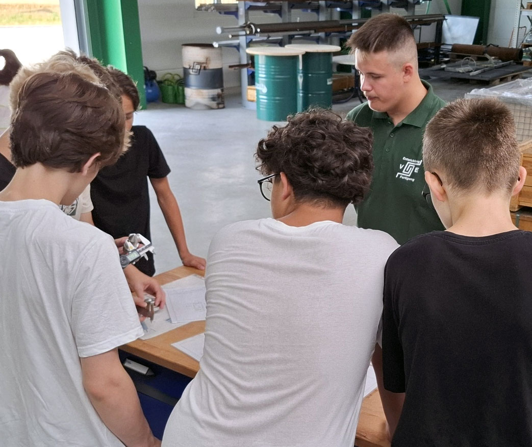 schulbesuch-bei-efe-2 Schüler besuchen EFE Eßbach und schauen sich technische Zeichnungen an