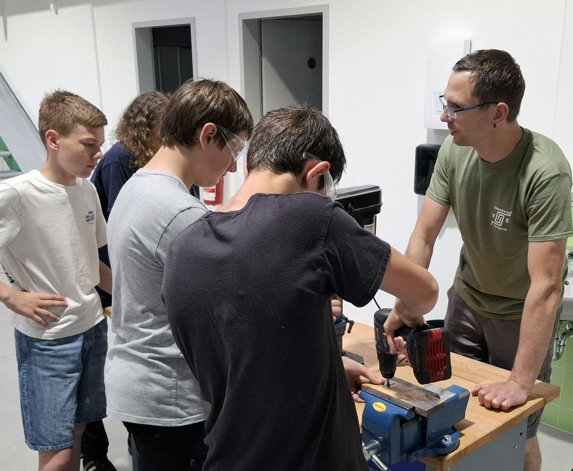 schulbesuch-bei-efe-3 Schüler besuchen EFE Eßbach und zeigen ihr handwerkliches Geschick beim Bohren