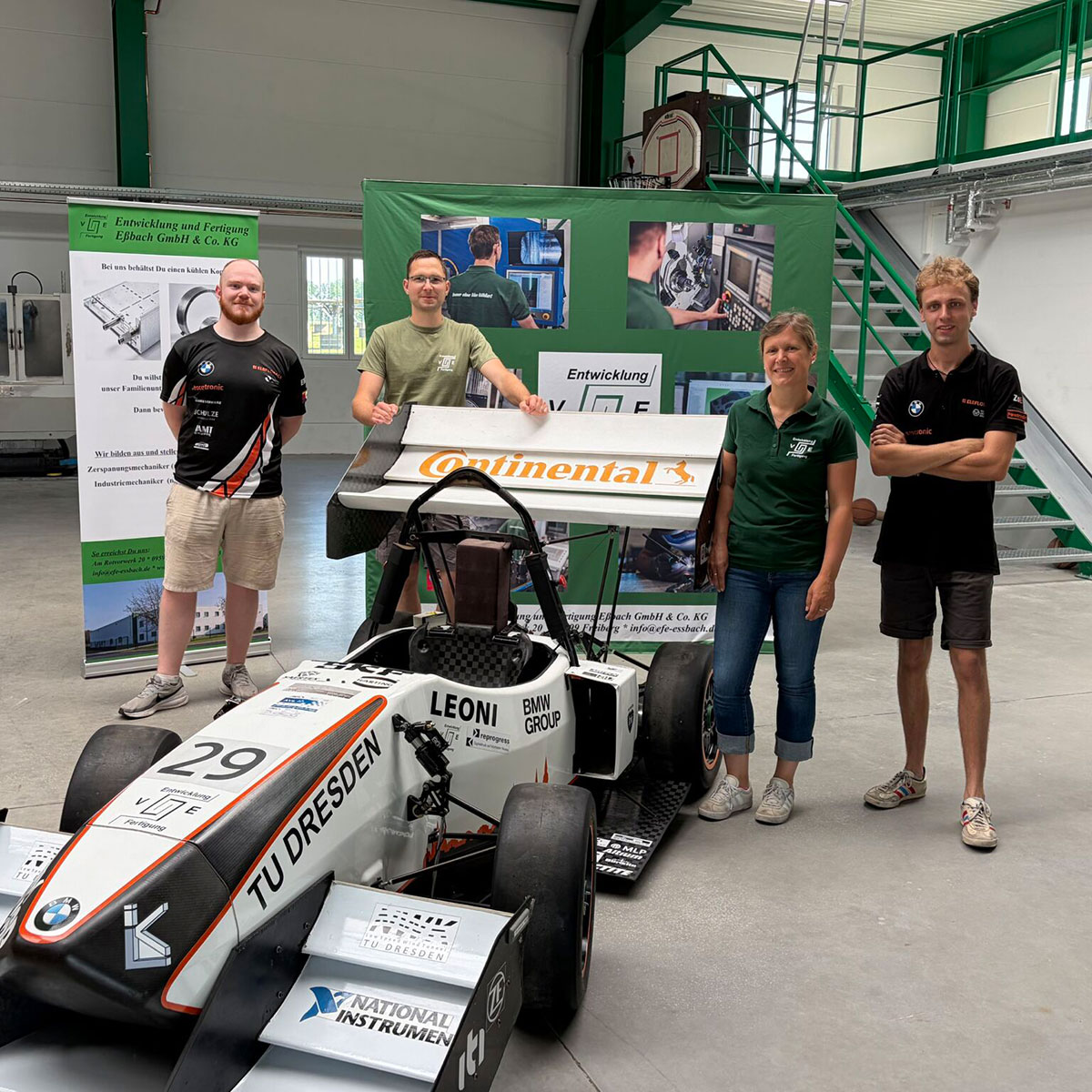 Team von Elbflorace und EFE Entwicklung und Fertigung Eßbach vor dem Rennwagen